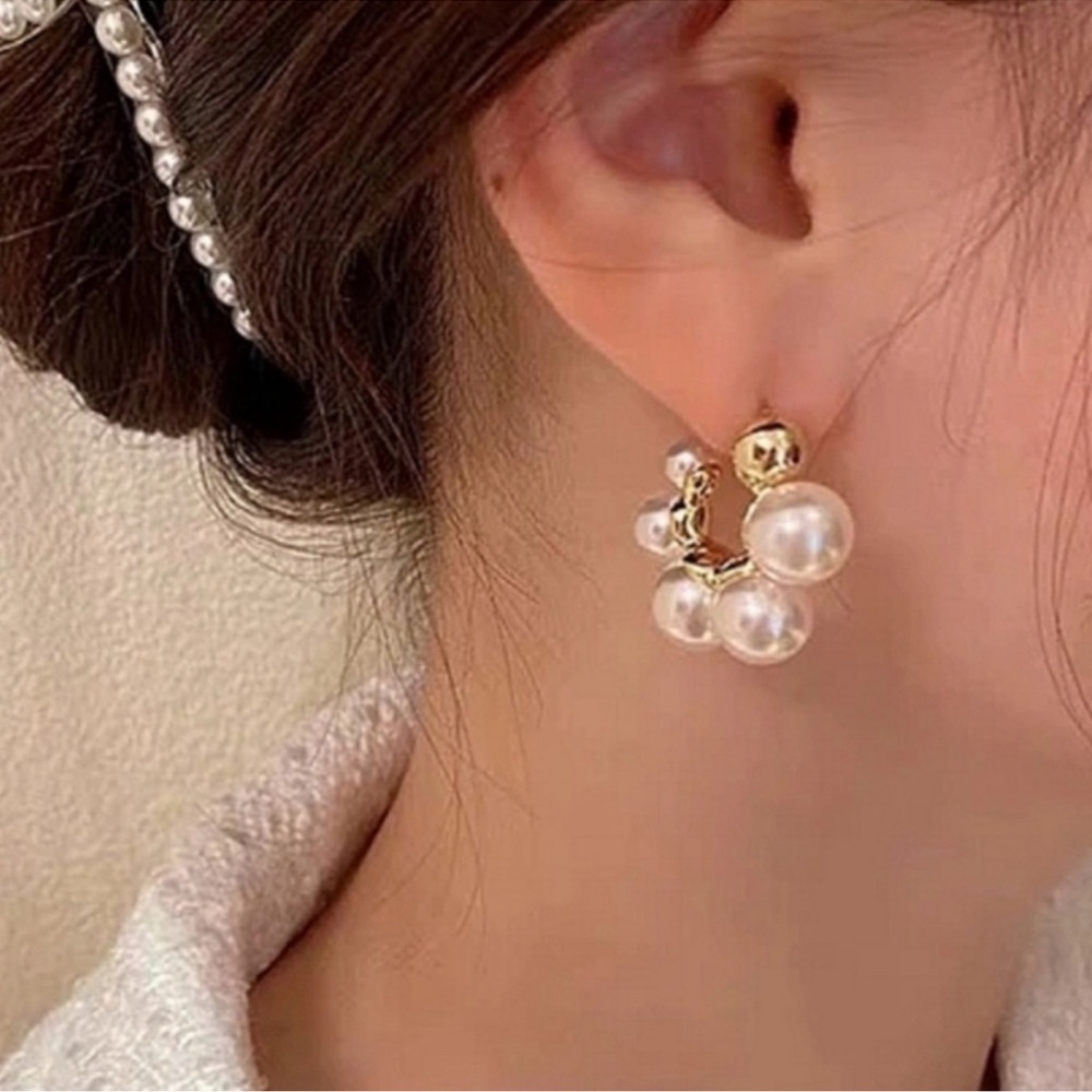 PEARL HUGGIE HOOP EARRINGS - Picture 4 of 4